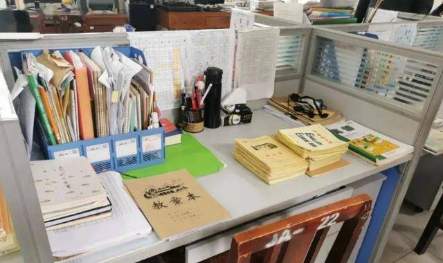 老师"办公桌对比图"火了,体育老师不要太真实,令人捧腹