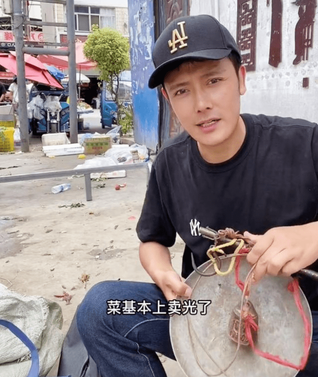 37岁男演员摆地摊卖菜因接不到戏生活窘迫真回农村还是作秀