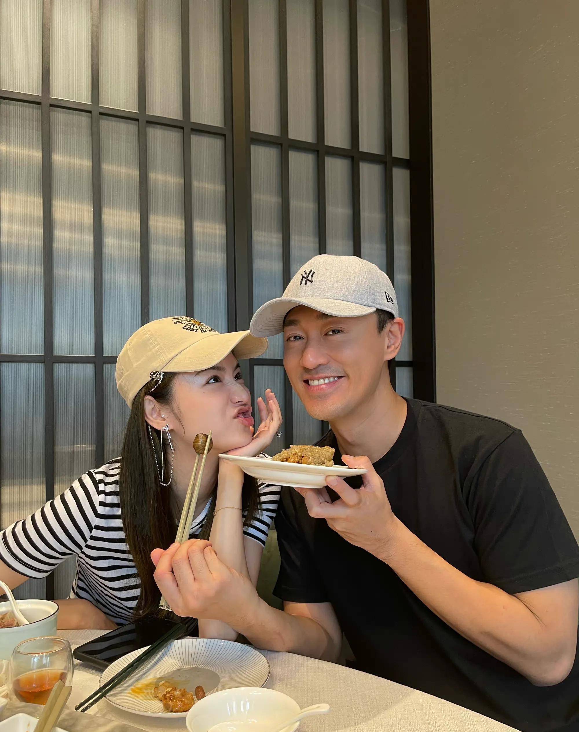 林峯夫妇端午节秀恩爱张馨月手上鸽子蛋抢镜看老公眼神超有爱