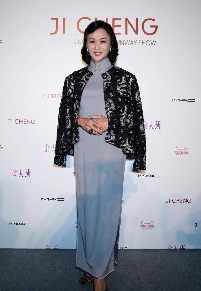 原创金星54岁越发优雅束腰红裙配红色高跟明艳贵气微胖身材也很美