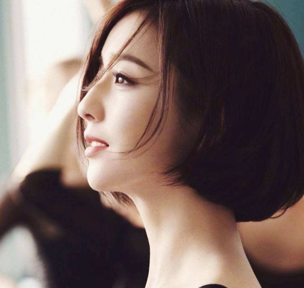 佟丽娅神仙侧颜引人赞叹肌肤丝滑五官精致绝美