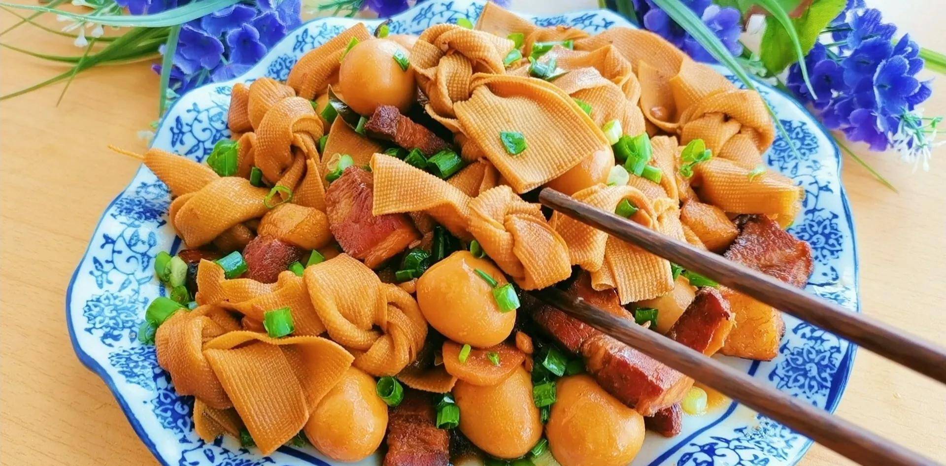 豆腐皮烧肉,荤素搭配,营养均衡,豆腐皮吸收肉的汤汁,香味四溢_豆皮