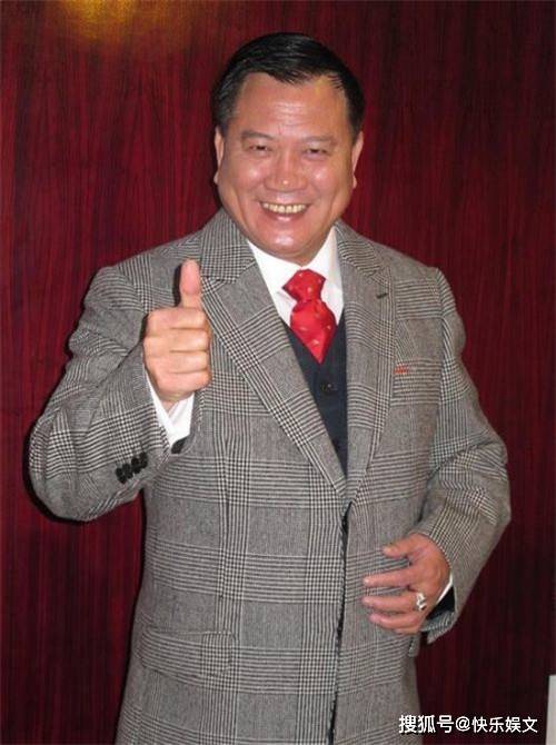 原创64岁万梓良现身小商演身体不适被搀扶出场患病多年情况堪忧