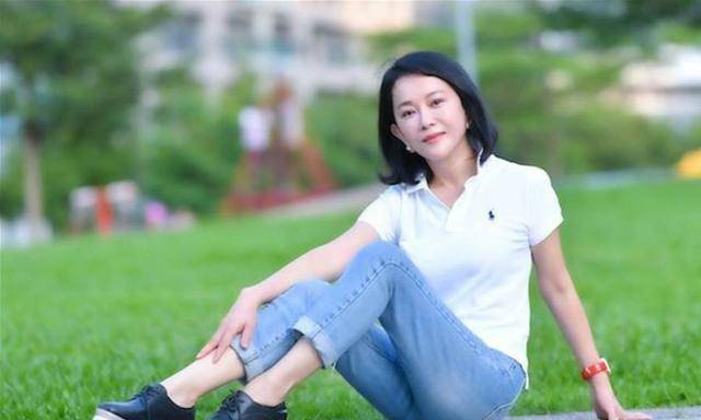 荧幕,前段时间,61岁的她接受媒体专访,身穿白色网球衫搭配浅色牛仔裤