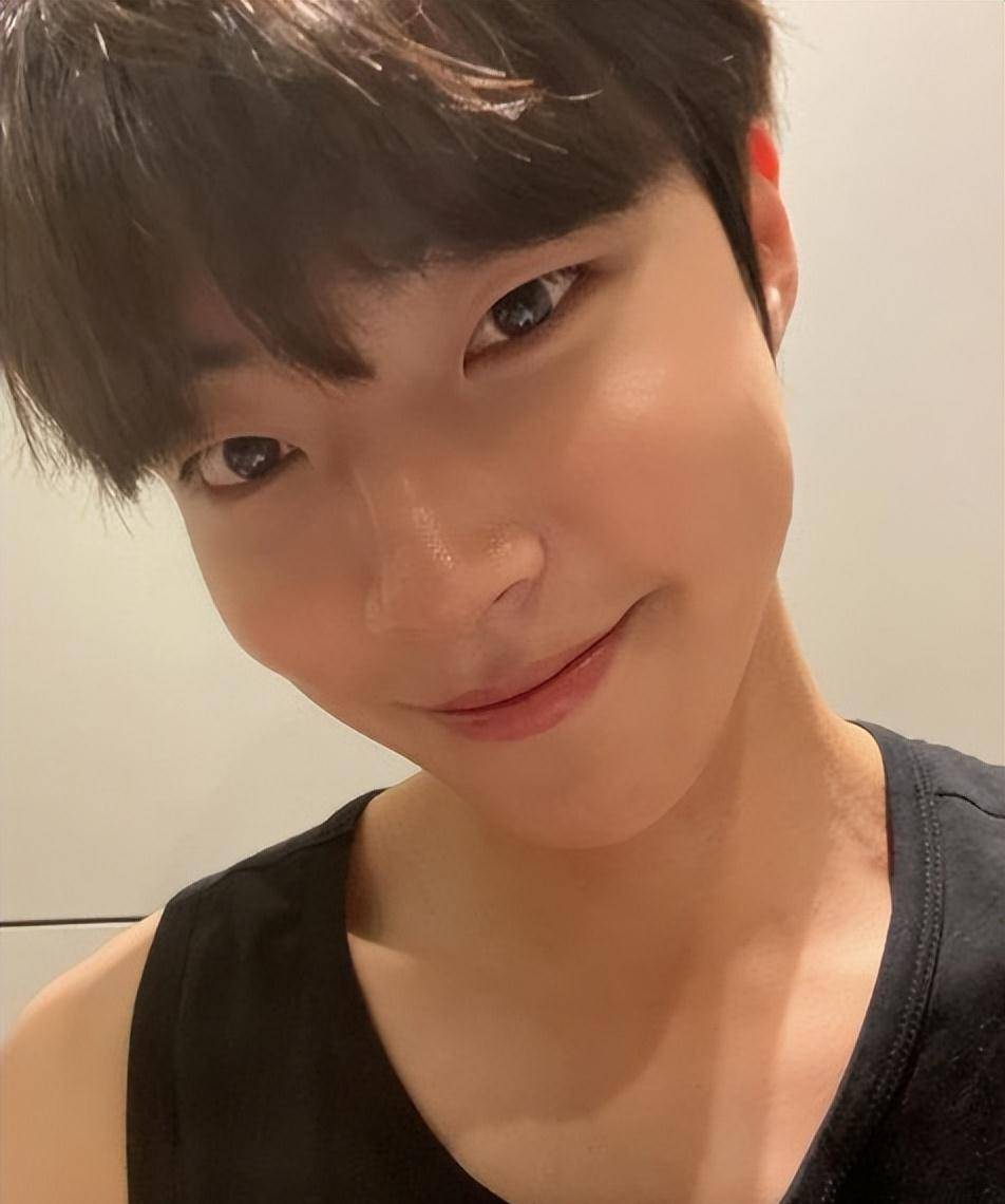 黄寅烨的穿衣风格2017年以yg k plus旗下模特儿身份出道,185公分的他