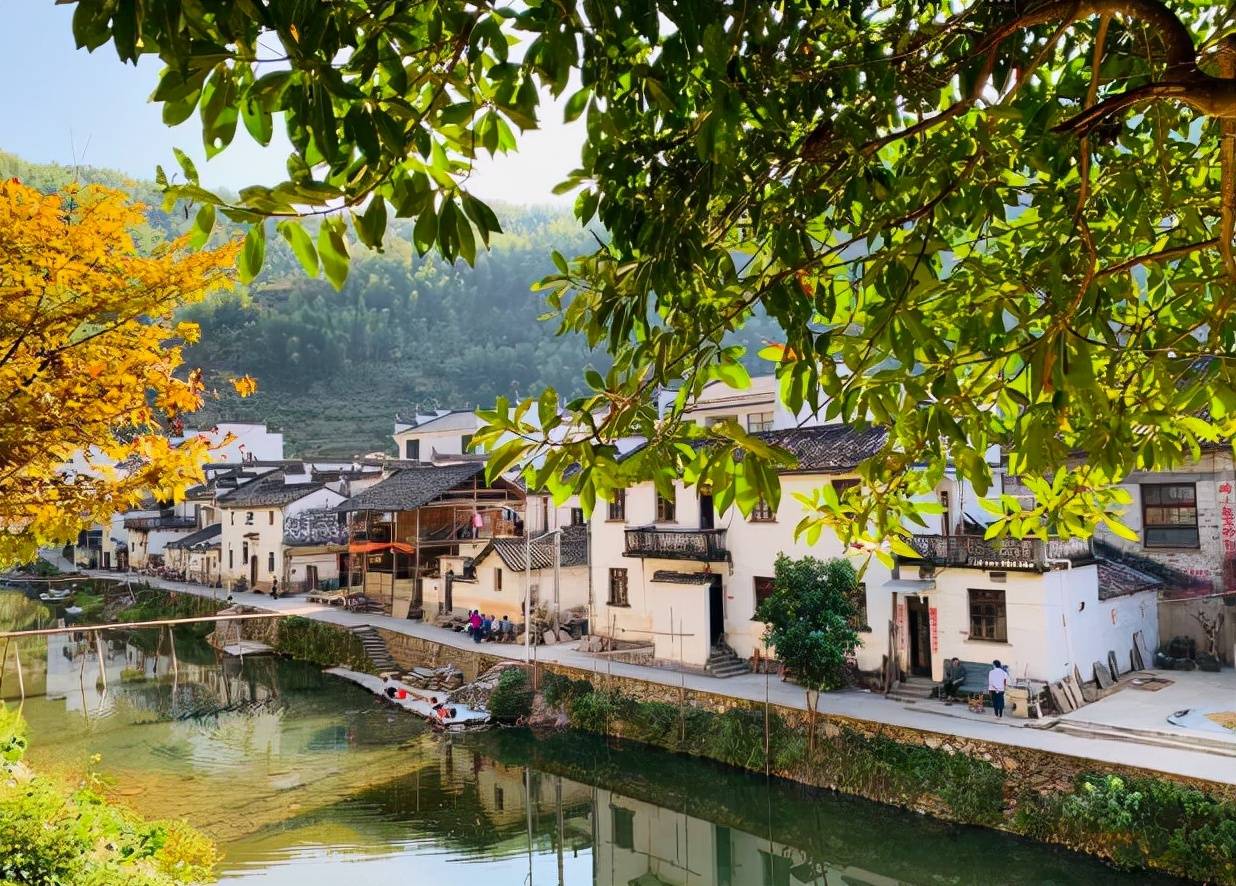中国独一无二的“脸盆村”，山水环绕村庄，美得就像是世外桃源