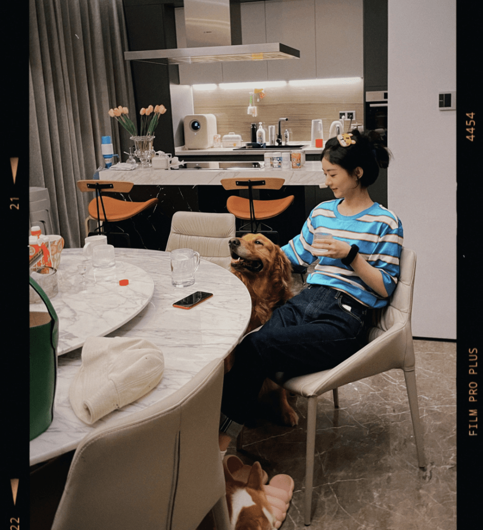 闺蜜晒与赵丽颖聚会照,颖宝变孩子王很温柔