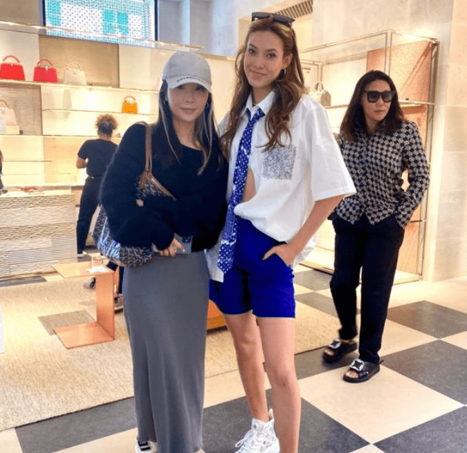 原创谷爱凌现身巴黎被偶遇与粉丝合照很是亲切妈妈陪同酷似保镖