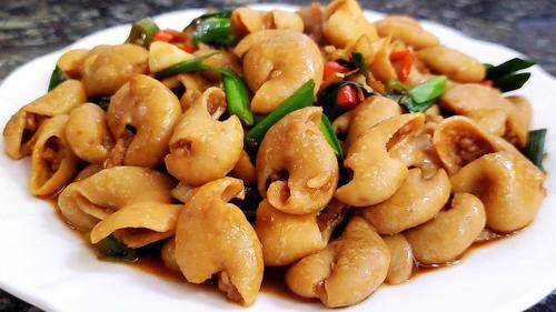 对于炒猪大肠这道美食每次我和我的家里人都特别爱吃