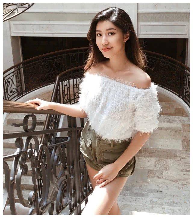 当年惨遭101淘汰,今穿"毛虫装"搭短裤逆风翻盘,看着贼高级_吴映香_穿