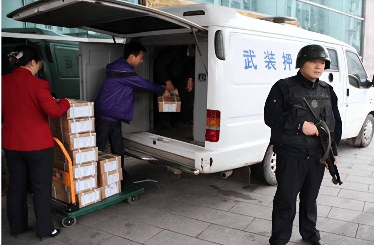 原创网友偶遇高考试卷押运车辆场面霸气令人安心安全感拉得满满的