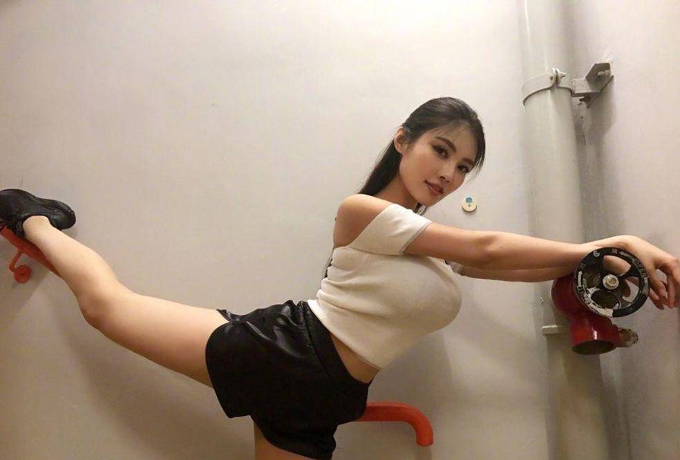 原创32岁徐冬冬健身秀身材上围傲人身材丰满腰肢粗壮手臂赘肉明显