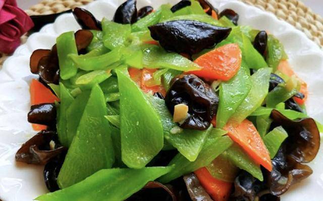 注意啊!炒莴苣时,不要忘记用盐水浸泡5分钟.