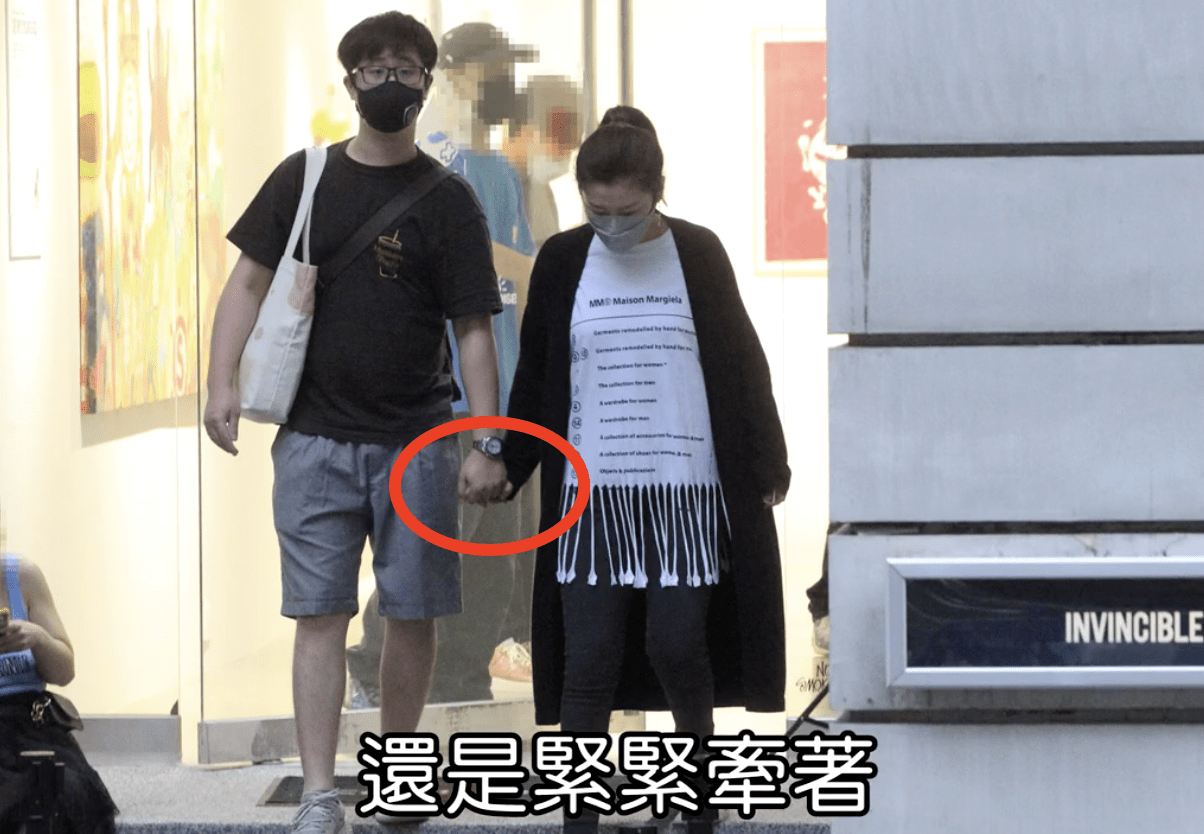 Selina和小男友牵手看展逛超市,无名指上戴对戒