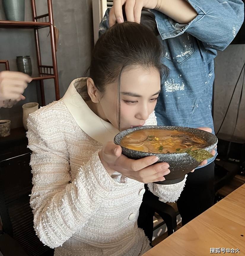 黄圣依罕曝光自家别墅!院内开满鲜花似公园