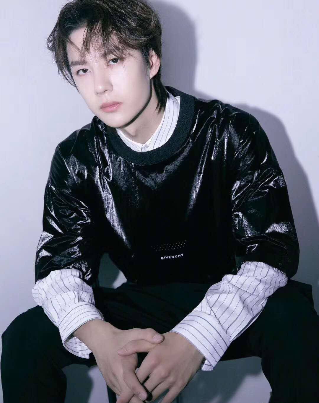 原创王一博喜欢的这种叠穿风格很帅气非常适合现在年轻人的时尚穿搭