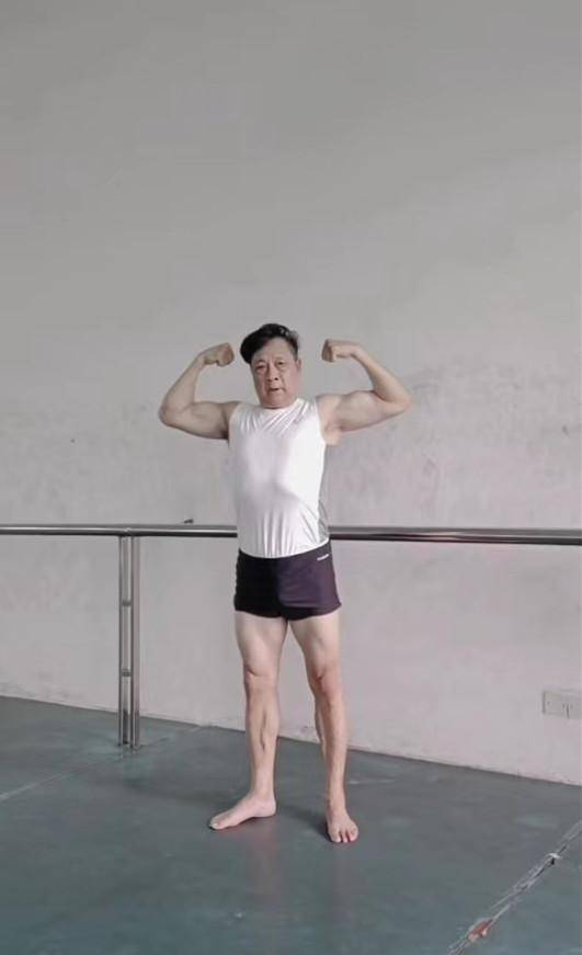 原创cba胡明轩母亲近况穿短裤骑车如少女66岁父亲秀肌肉56岁生子