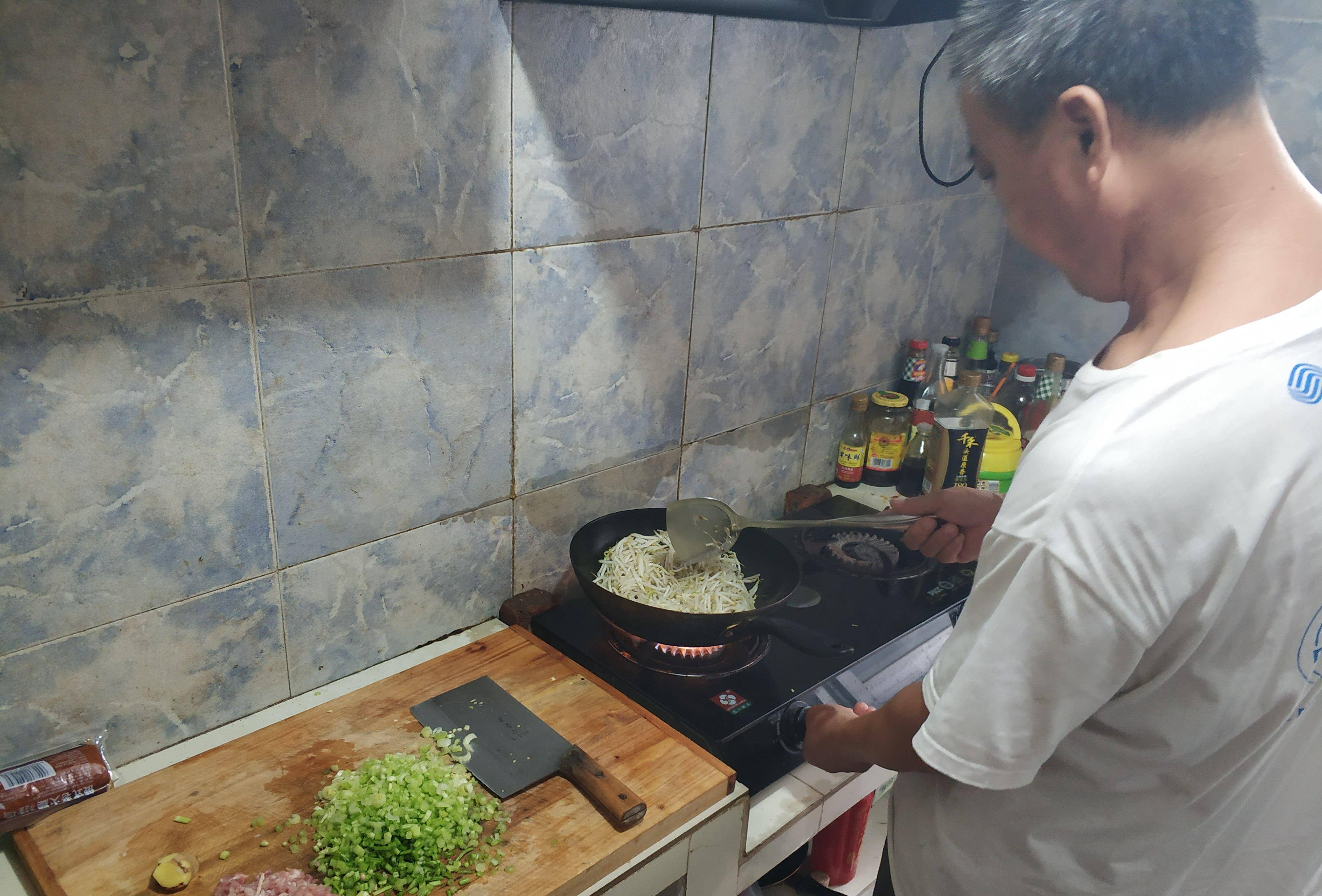 原创38度高温父亲炒菜做午饭5个人6个菜2瓶啤酒幸福就在我们身边