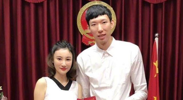 走上了人生最幸福的时刻,周琦和王欣怡是幸福的一对.