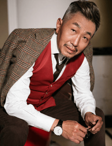 原创老戏骨杜源4岁认识爱妻结婚36年没绯闻女儿成最大的骄傲