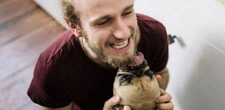 揭秘：狗狗舔人真的是因为喜欢吗？不，其实它想表达这些意思！