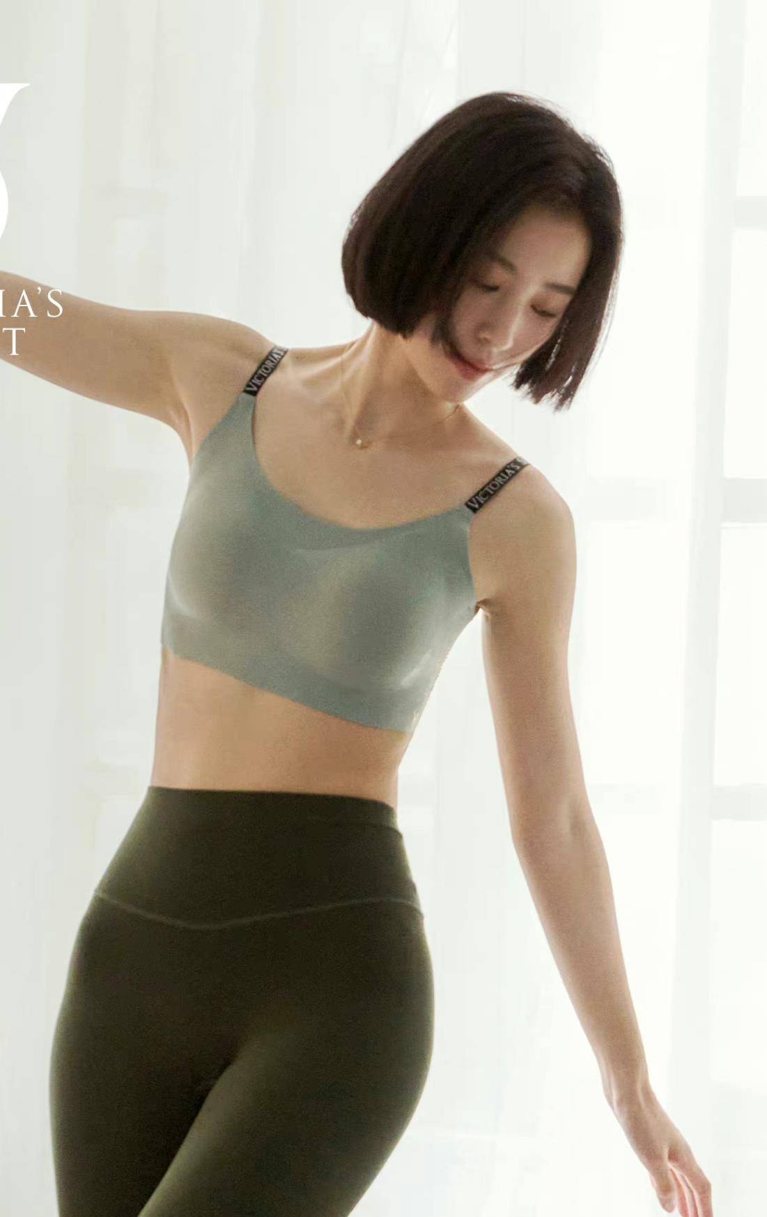 青春女星周雨彤被晒身穿运动服装,凸显健康优美的身材娱乐青春单了退