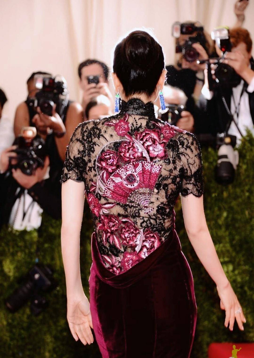 包臀修身的简洁设计,不需要刻意硬凹,巩俐曼妙玲珑的身材连背影都美到