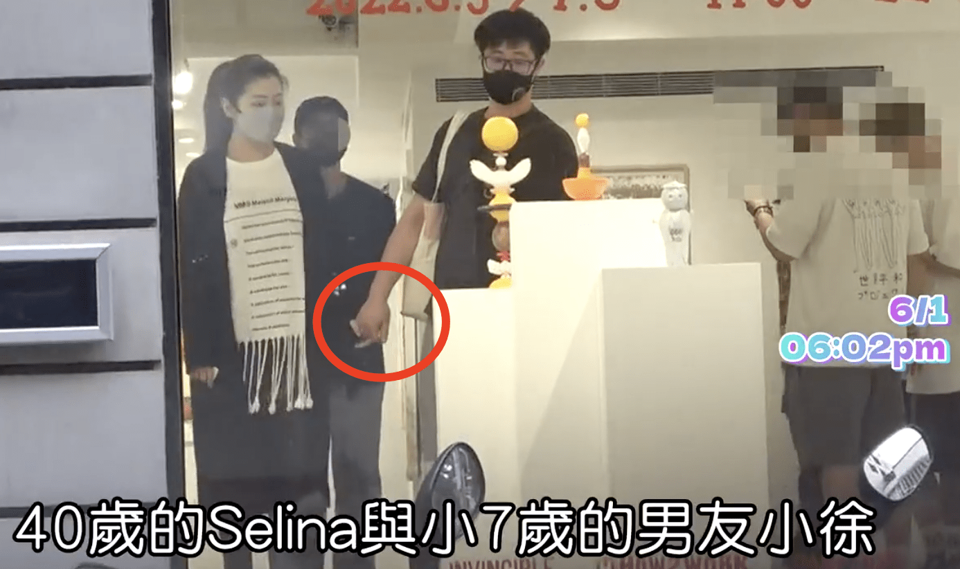 Selina和小男友牵手看展逛超市,无名指上戴对戒