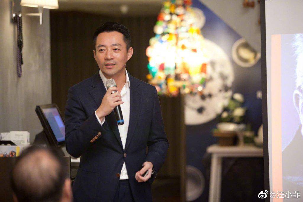 张颖颖与年长男子亲密照流出,大量床照也被曝光