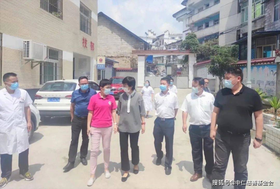 在依安县副县长孙坤,卫健局长李东军,副局长尹淑芹等相关领导的陪同下