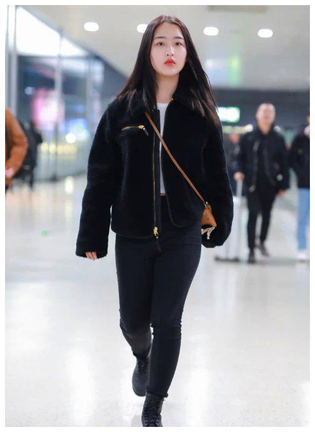 原创邓恩熙学别人穿包裤鞋结果腿粗成200斤14岁却像30岁