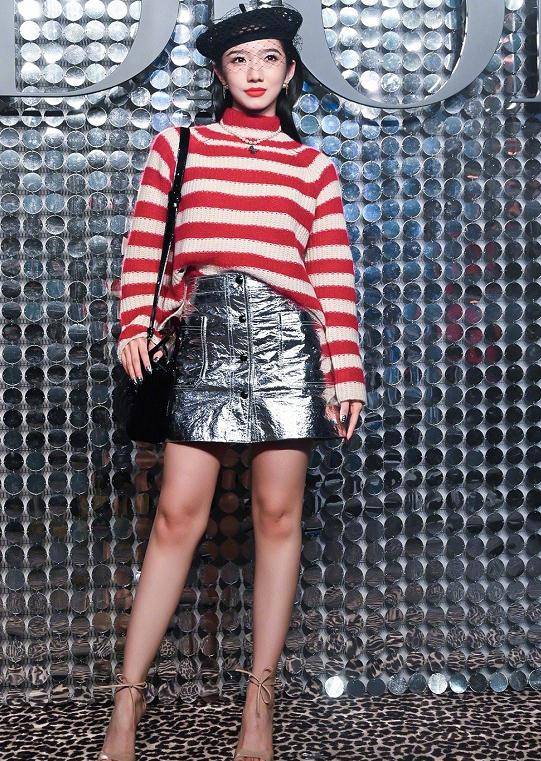 肌肉特别抢镜,很难让人相信这是一个女明星的腿,孟美岐舞蹈底子很好