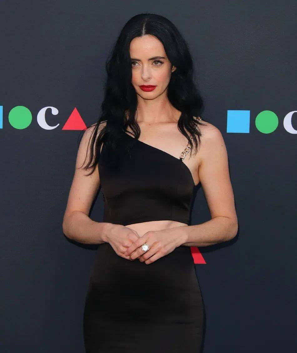 原创克里斯滕丽特身穿斜肩黑裙肤白貌美太性感迷人