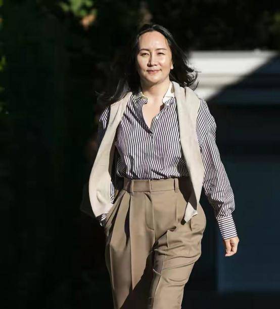 原创孟晚舟不愧是豪门千金身材高挑穿衣有型堪称40岁女性穿搭模板