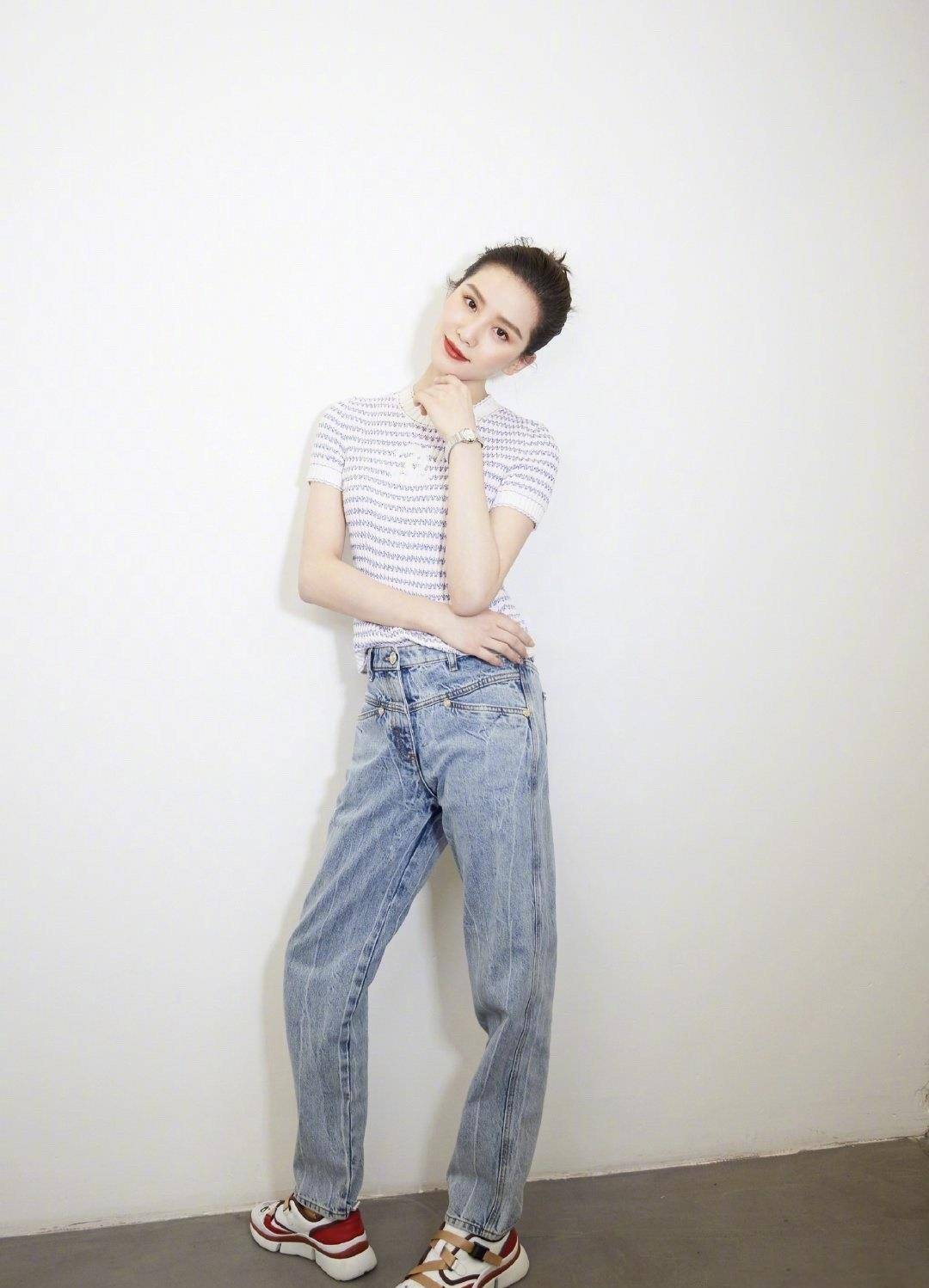 "晴格格"王艳私下似路人,t恤配阔腿裤真随性,却显得有些憔悴_牛仔裤