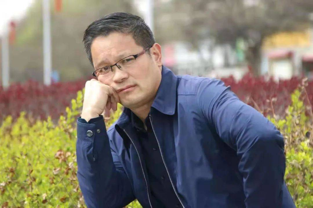 原名惠永琛,男,1970年5月出生,甘肃镇原人,中国作协会员.