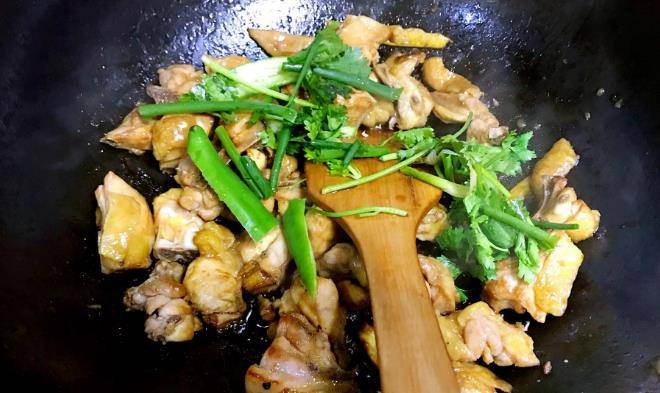 做炒鸡的时候，切记不要进行焯水，不然口感会受到影响