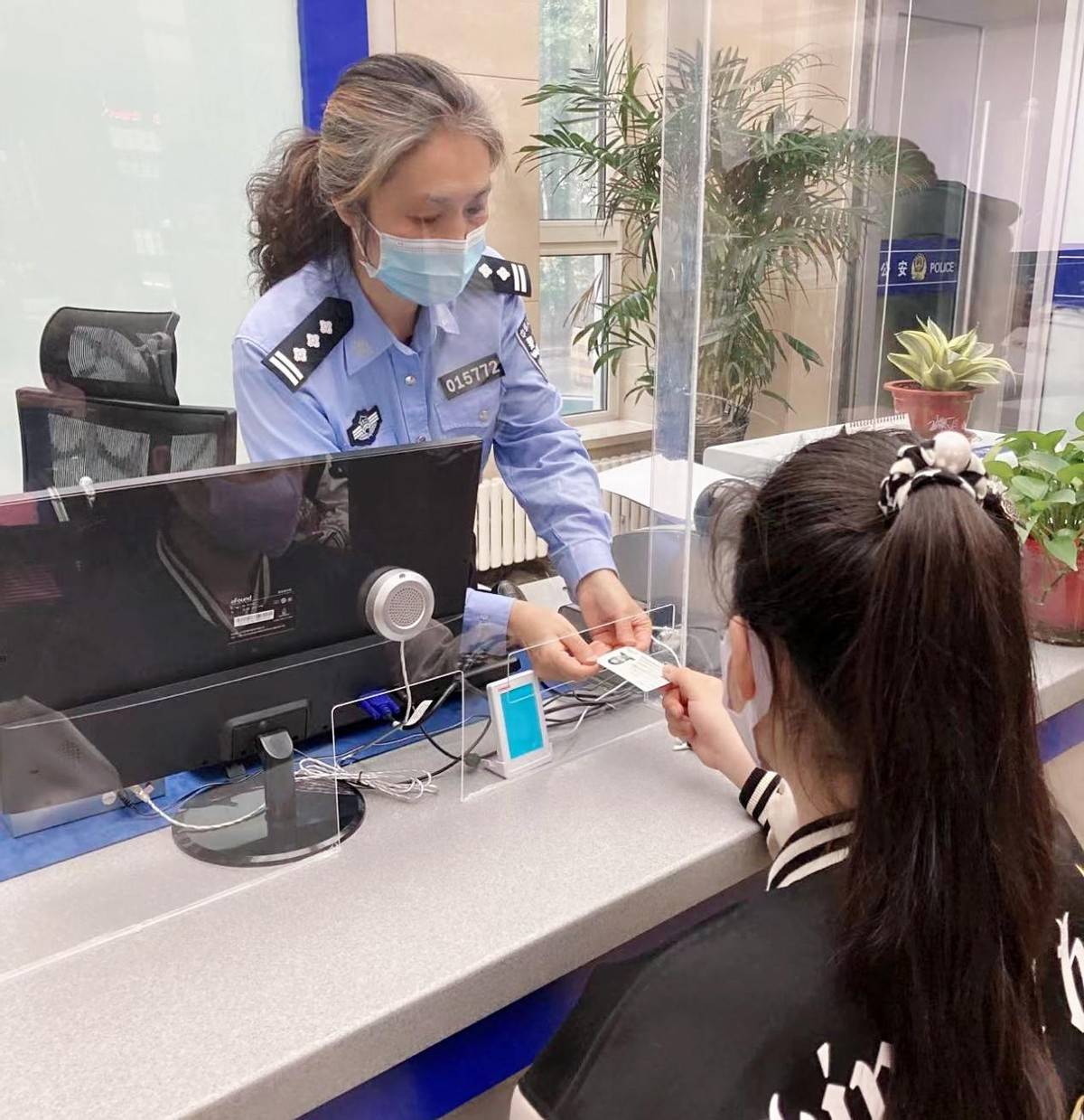 一位高考生妈妈焦急地来到经纬街派出所,说孩子的身份证怎么也找不到