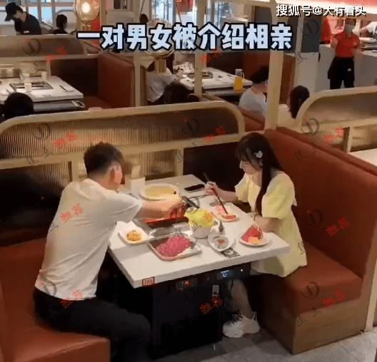 男女相亲相亲男吃饭翻盘子吧唧嘴女子当场离开你不懂礼仪