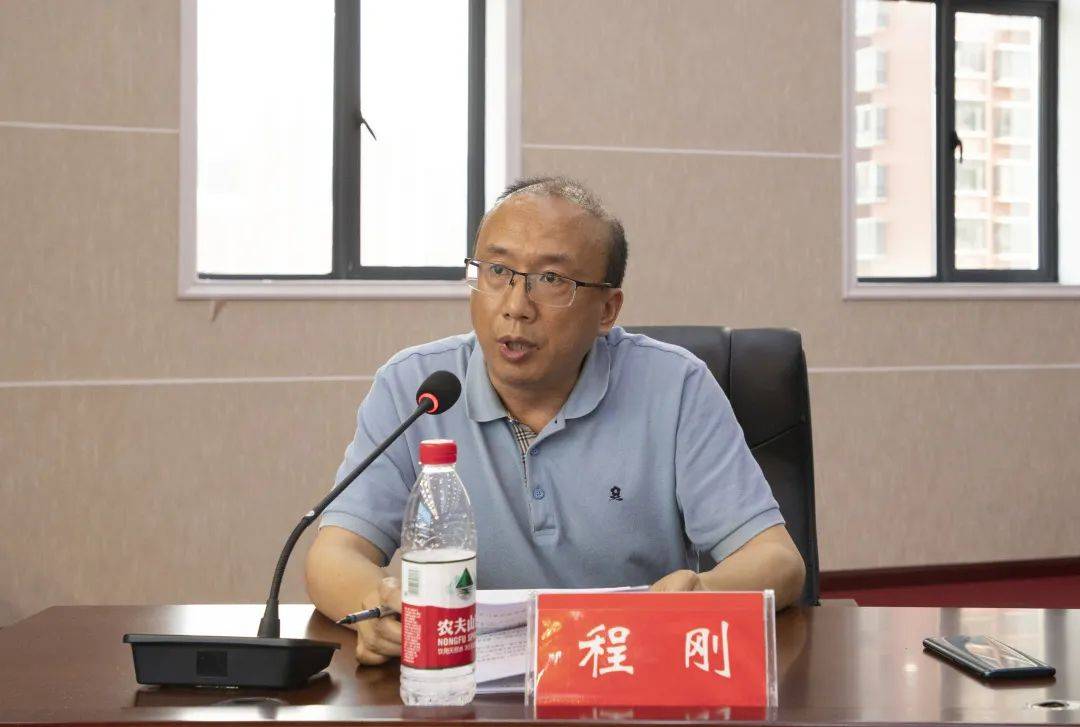 县人民医院产科主任李赛媚点评专家组图|县卫健局副局长易文龙主持