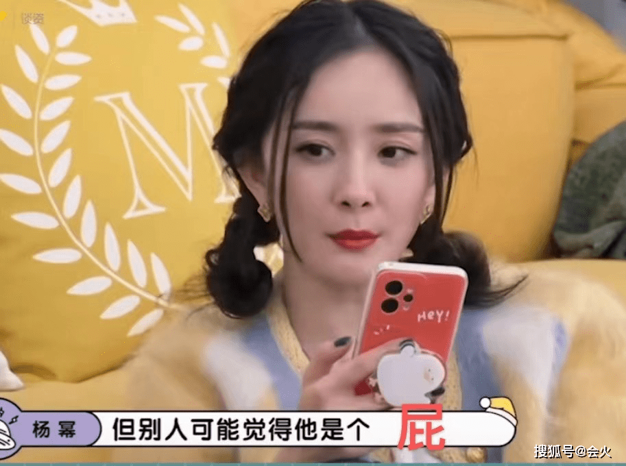 杨幂直播中与baby比美,紧身裙勒出纤细腰肢