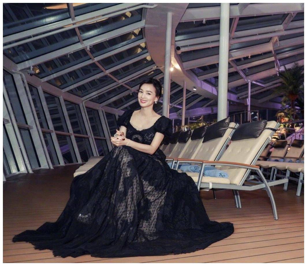 这样优雅的穿着离不开高跟鞋.