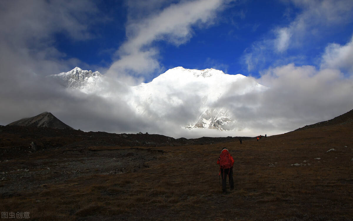 珠穆朗玛峰上长草，这对人类来说意味着什么，为何山腰会长草呢？