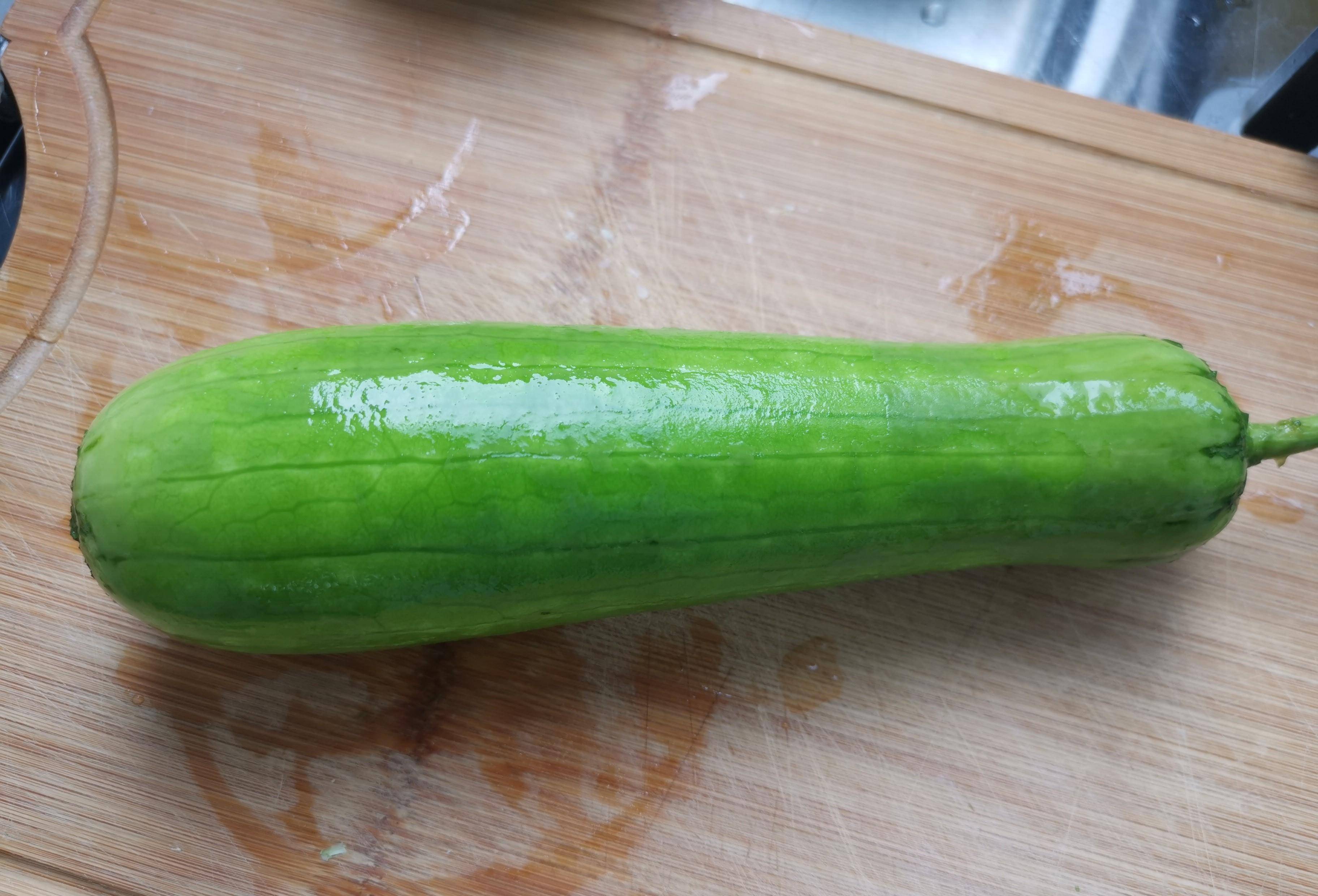 买的新鲜的嫩丝瓜不要用削皮刀,不然会把丝瓜口感最好,最脆嫩的一部分