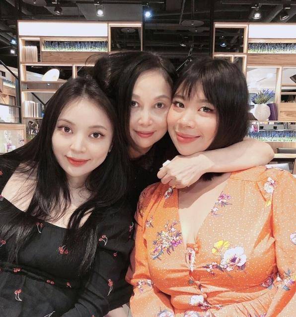 原创李宗盛俩女儿罕见曝光大女儿漂亮有气质小女儿打鼻环有个性