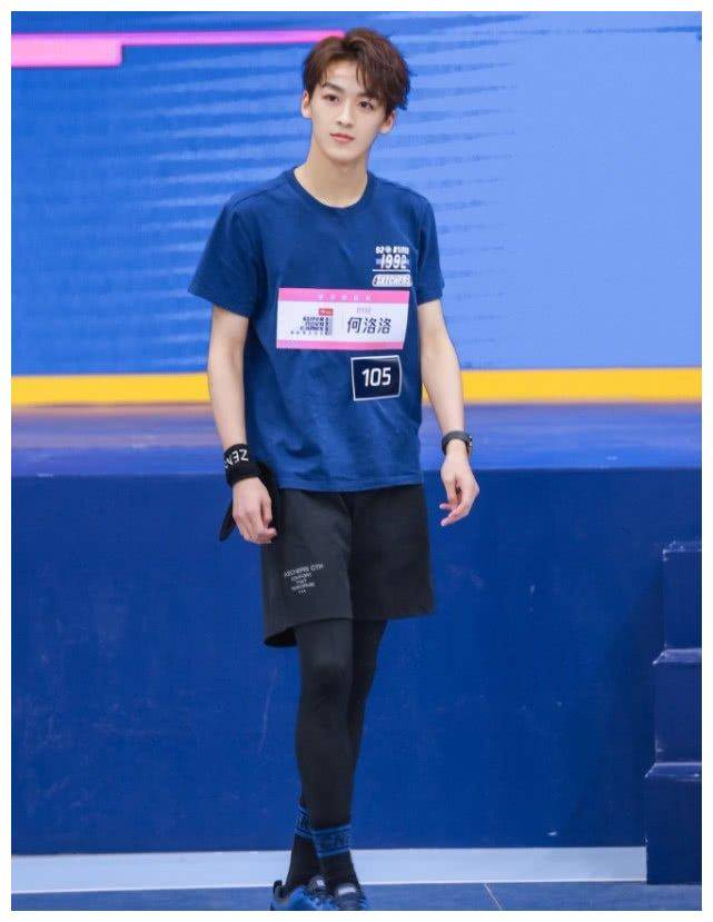 何洛洛的腿让女生自愧不如,穿破洞裤站直破洞隐形,都怪腿太细!