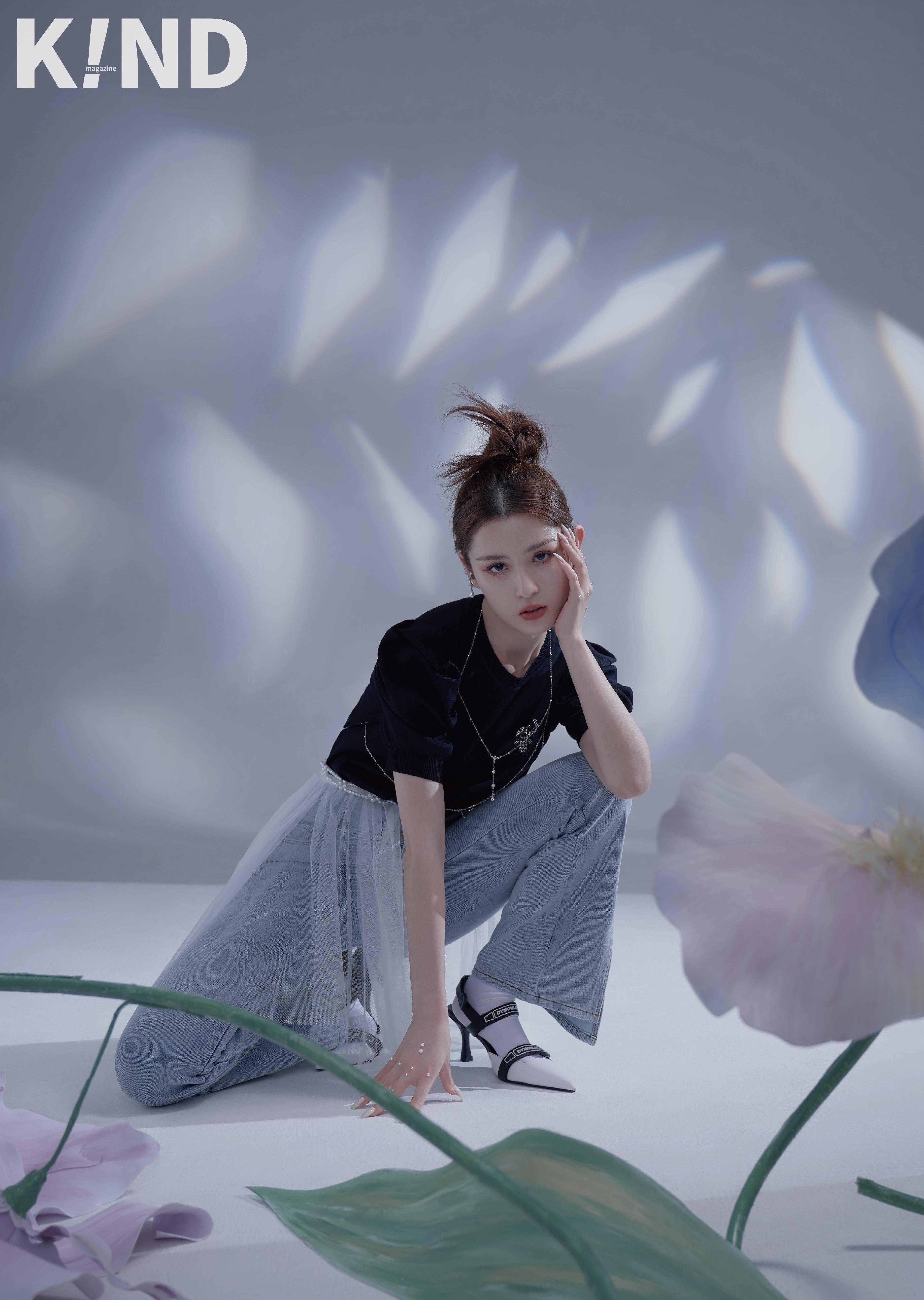 原创哈妮克孜是有多喜欢二哈白t配牛仔裤蹲在狗群里还不忘凹造型