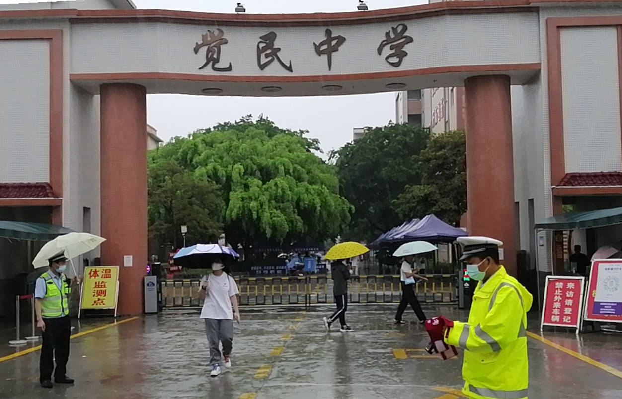 在觉民中学考点,交警开发区大队及时启动暴雨应急预案,通过拉警戒线