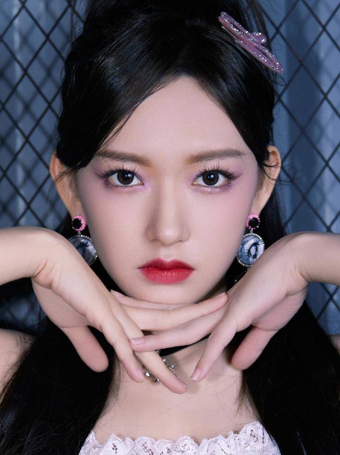 程潇身穿背心配皮裤酷飒有型,还绷着个脸,这叫摇滚甜心?