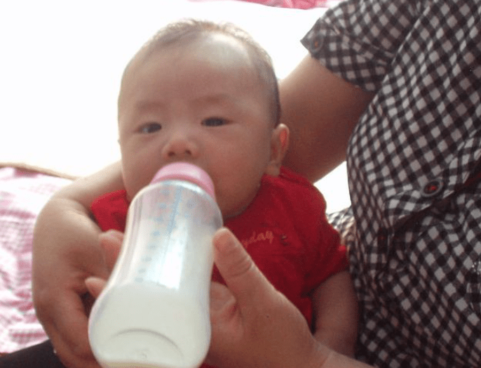 宝宝哭了再喂奶还是按点喂奶？＂回应式喂养＂是正解